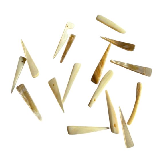 PIEZAS DE NACAR NATURAL PERFORACION X 20 GR (15 UNI APROX)